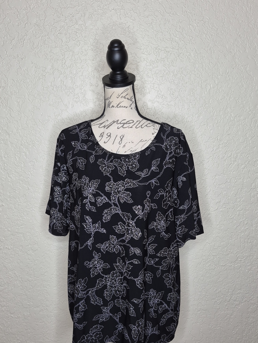 Kathie Lee Woman Sparkly Floral Top Size 22W/24W‎ (CL)